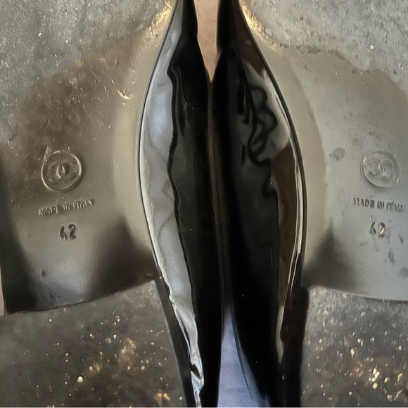 CHANEL Black and Cream Ballet Flats - Picture 4 of 4